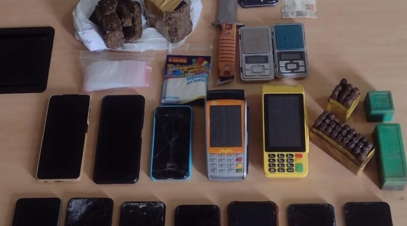 celulares, drogas, maquinas de cartão e balanças apreendidas pela PM