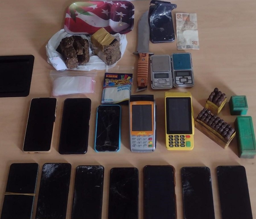 celulares, drogas, maquinas de cartão e balanças apreendidas pela PM