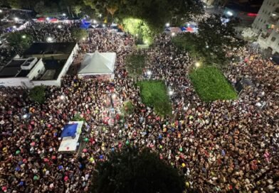 público presente nas atrações de carnaval na Praça Dom Pedro II em Poços de Caldas-MG