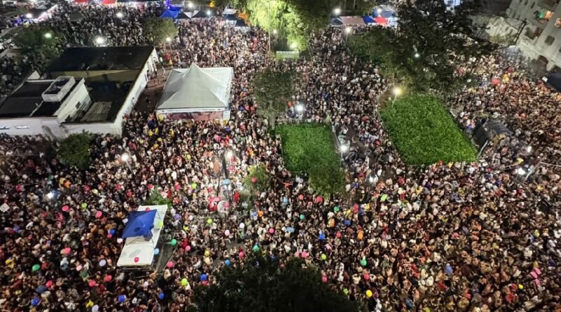 público presente nas atrações de carnaval na Praça Dom Pedro II em Poços de Caldas-MG