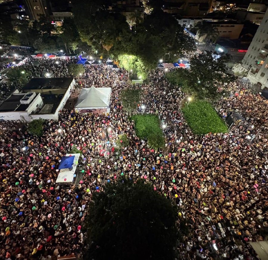 público presente nas atrações de carnaval na Praça Dom Pedro II em Poços de Caldas-MG