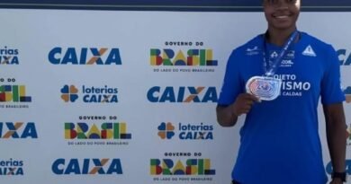 Rafaela Cristine com a medalha de prata conquistada no nos Campeonatos Brasileiros Atletismo de Provas Similares a Indoor, em Bragança Paulista-SP