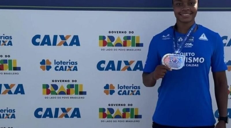 Rafaela Cristine com a medalha de prata conquistada no nos Campeonatos Brasileiros Atletismo de Provas Similares a Indoor, em Bragança Paulista-SP