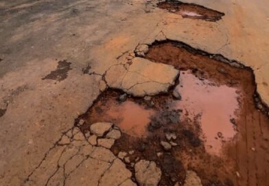 ruas com buracos no Jardim Kennedy I em Poços de Caldas-MG