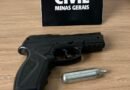 réplica de pistola apreendida no quarto de adolescente suspeito de assaltar motoristas de aplicativo em Poços de Caldas-MM