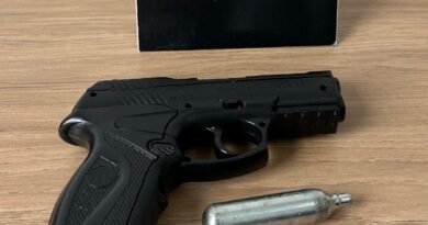 réplica de pistola apreendida no quarto de adolescente suspeito de assaltar motoristas de aplicativo em Poços de Caldas-MM