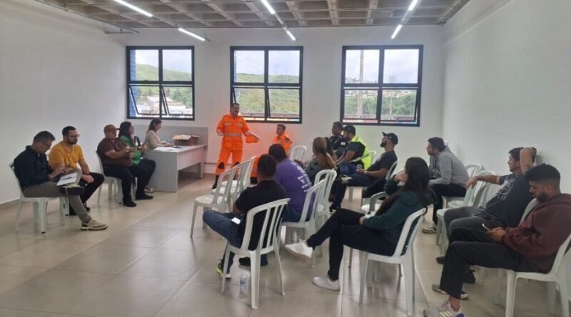 bombeiros durante reunião com orientações de segurança durante o carnaval em Poços de Caldas-MG