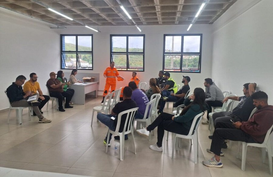 bombeiros durante reunião com orientações de segurança durante o carnaval em Poços de Caldas-MG