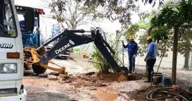equipe do DMAE trabalhando no rompimento de rede de água tratada na zona oeste de Poços de Caldas-MG