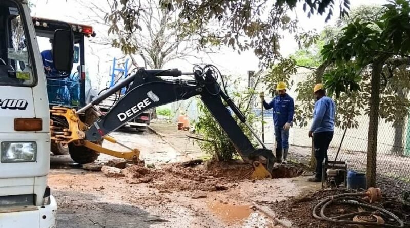 equipe do DMAE trabalhando no rompimento de rede de água tratada na zona oeste de Poços de Caldas-MG