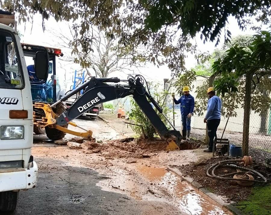 equipe do DMAE trabalhando no rompimento de rede de água tratada na zona oeste de Poços de Caldas-MG