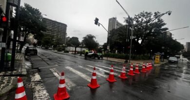 rua barros cobra interditada no trecho da Praça Dom Pedro II, no centro de Poços de Caldas-MG