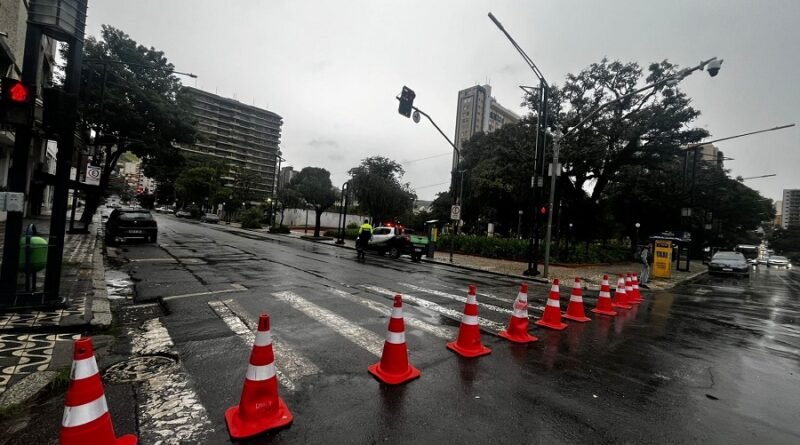 rua barros cobra interditada no trecho da Praça Dom Pedro II, no centro de Poços de Caldas-MG