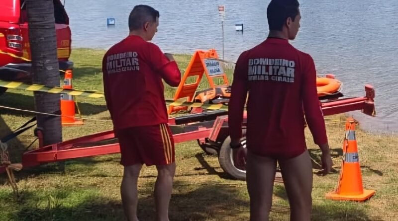 bombeiros monitorando banhistas no lago de furnas em Fama