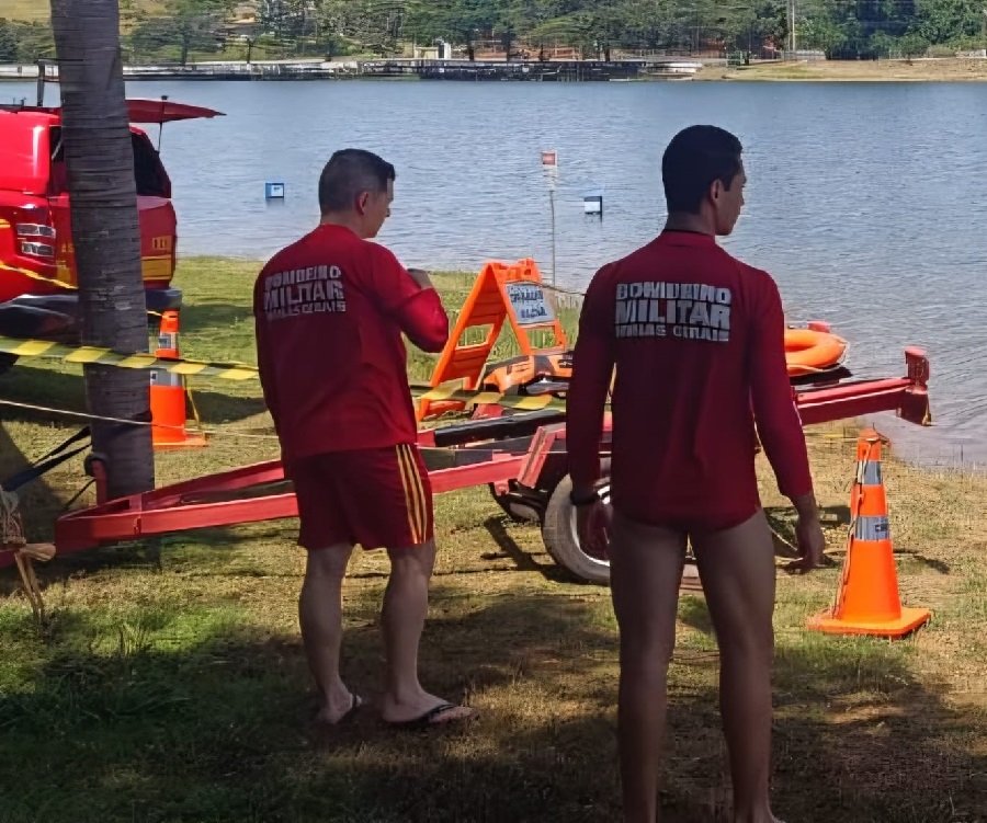 bombeiros monitorando banhistas no lago de furnas em Fama