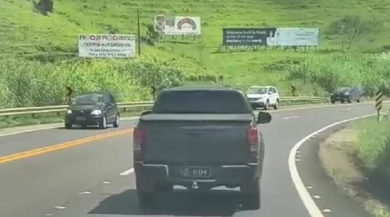 caminhonete adulterada em fuga na SP 342