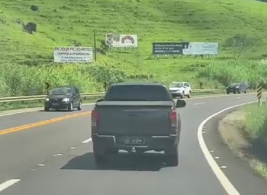 caminhonete adulterada em fuga na SP 342