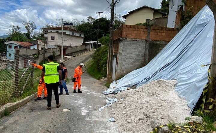 equipes do Corpo de Bombeiros e da Defesa Civil durante vistorias técnicas em áreas de risco