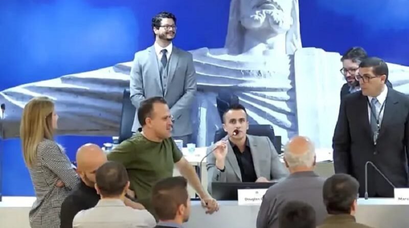 vereadores no Plenário da Câmara Municipal de Poços de Caldas