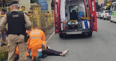 Idosa atropelada sendo atendida pelos bombeiros