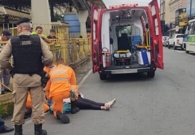 Idosa atropelada sendo atendida pelos bombeiros