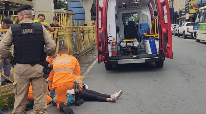 Idosa atropelada sendo atendida pelos bombeiros
