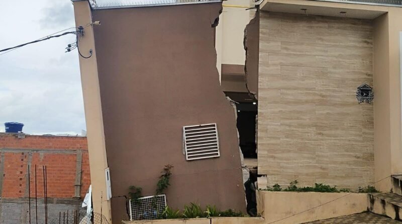 Casa é interditada após muro ceder em Varginha