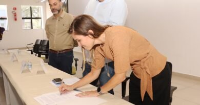 Pamella De-Cnop, presidente do Instituto Alcoa durante a assinatura do termo de parceria; ao lado (da esq. p/ dir.) o secretário Municipal de Educação Marcus Lemos e o prefeito Paulo Ney