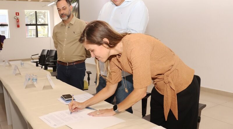 Pamella De-Cnop, presidente do Instituto Alcoa durante a assinatura do termo de parceria; ao lado (da esq. p/ dir.) o secretário Municipal de Educação Marcus Lemos e o prefeito Paulo Ney