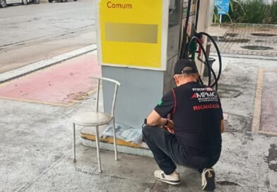 fiscal do Procon MPMG durante fiscalização em posto de combustível em Poços de Caldas-MG