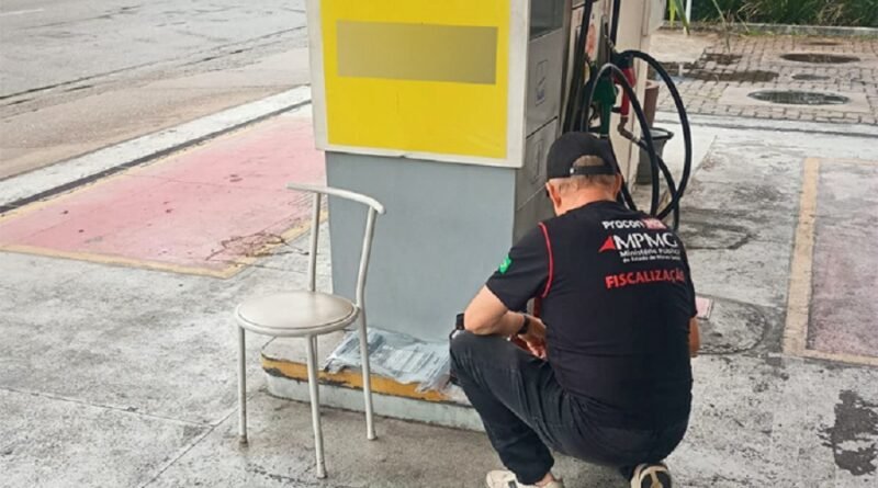 fiscal do Procon MPMG durante fiscalização em posto de combustível em Poços de Caldas-MG