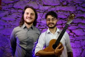 músicos Thiago Luiz e Marco Fishwick.