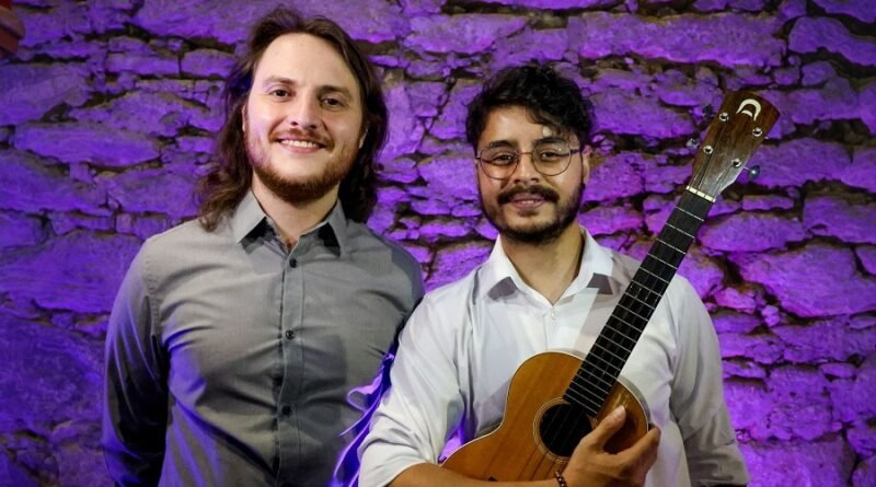 músicos Thiago Luiz e Marco Fishwick.