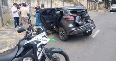 carro atingido por um caminhão Munck na Rua Junqueiras em Poços de Caldas