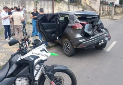 carro atingido por um caminhão Munck na Rua Junqueiras em Poços de Caldas
