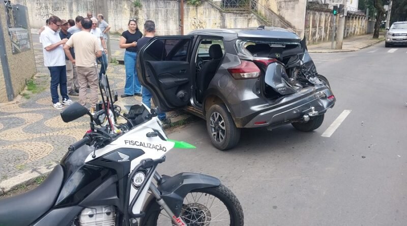 carro atingido por um caminhão Munck na Rua Junqueiras em Poços de Caldas