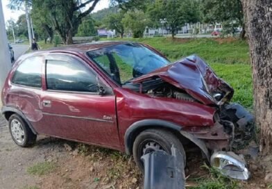 carro que bateu em arvore na Avenida Mansur Frayha em Poços de Caldas