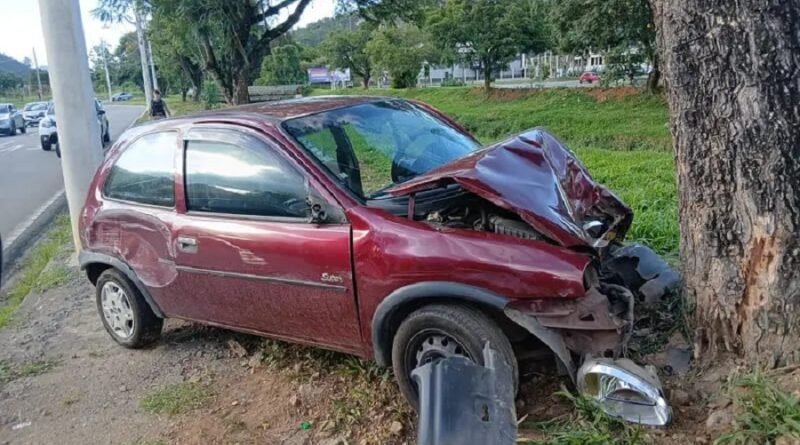 carro que bateu em arvore na Avenida Mansur Frayha em Poços de Caldas