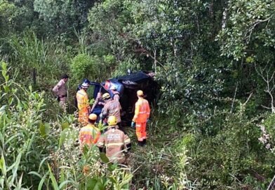 carro capotado às margens da BR 267 em Poços de Caldas