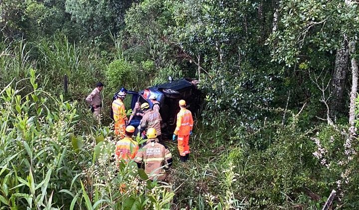 carro capotado às margens da BR 267 em Poços de Caldas