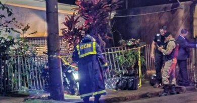 agentes da GCM e PM em atendimento a um acidente fatal na zona leste de Poços de Caldas-MG