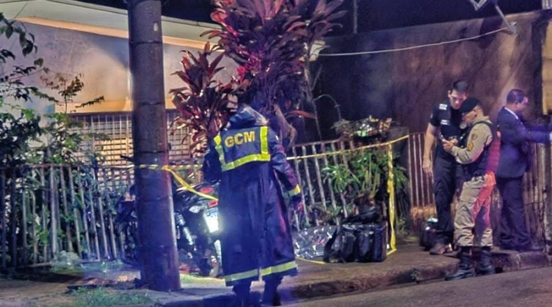 agentes da GCM e PM em atendimento a um acidente fatal na zona leste de Poços de Caldas-MG