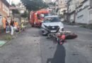 Corpo de Bombeiros atendendo vítimas de acidente de trânsito entre moto e carro em Poços de Caldas