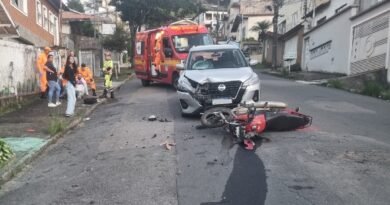 Corpo de Bombeiros atendendo vítimas de acidente de trânsito entre moto e carro em Poços de Caldas