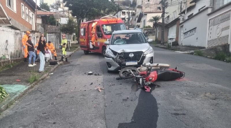 Corpo de Bombeiros atendendo vítimas de acidente de trânsito entre moto e carro em Poços de Caldas