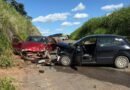 carros envolvidos em acidente na rodovia LMG 880, em Botelhos-MG