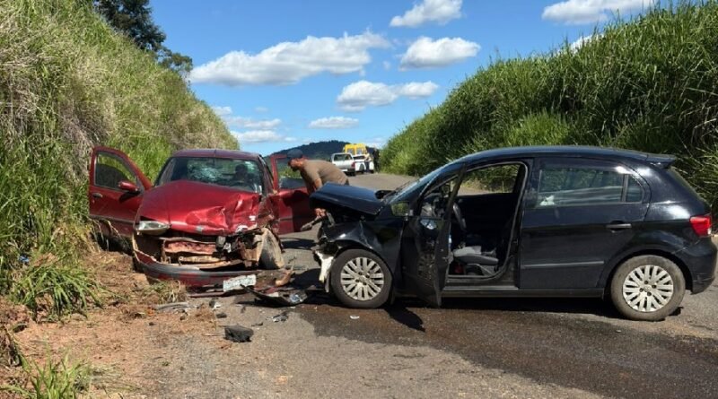 carros envolvidos em acidente na rodovia LMG 880, em Botelhos-MG