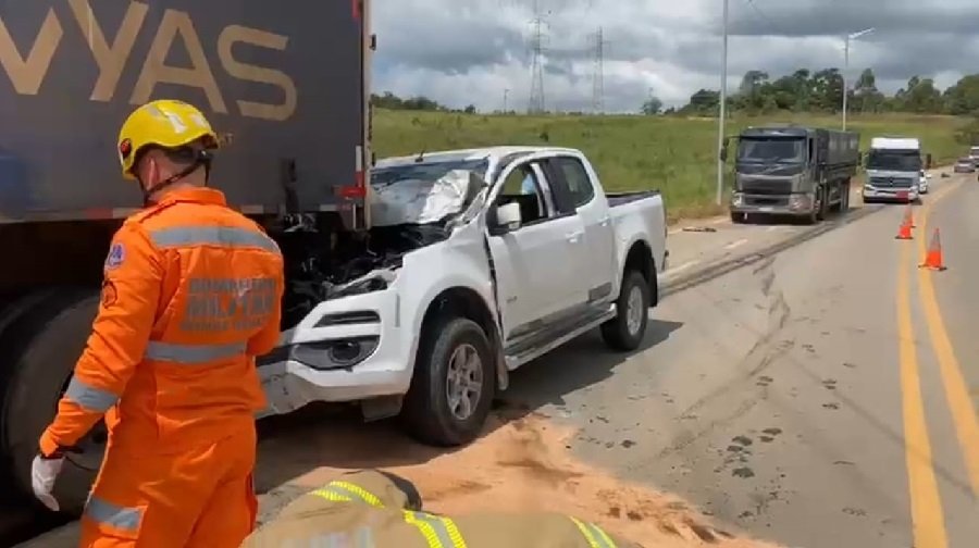 caminhonete envolvida em acidente na rodovia do Contorno em Poços de Caldas