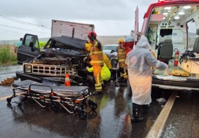 equipes do Corpo de Bombeiros e Samu socorrendo vítima de acidente na rodovia mgc 491 em Alfenas