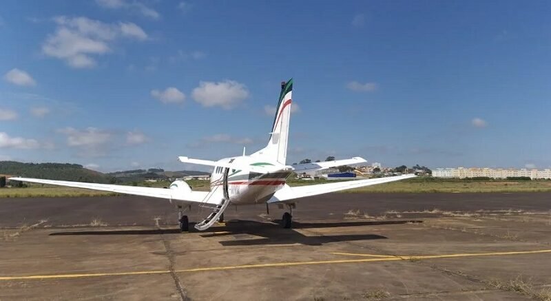 avião no aeroporto municipal de Poços de Caldas